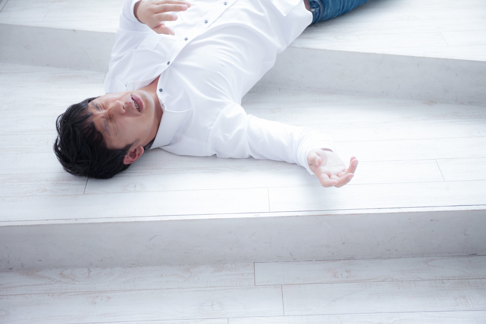 熱中症で倒れる男性